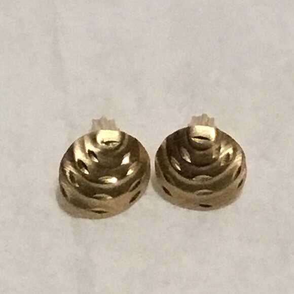 Very lovely 14K gold shell like etched stud earrings - Picture 10 of 12